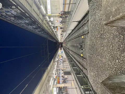 線路が誘う夜の駅