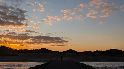 夕暮れの海辺、静かな散歩道