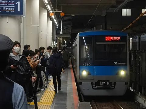 夜の駅、列車は旅支度