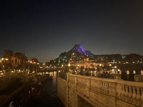 夜景に浮かぶ火山とゴンドラ