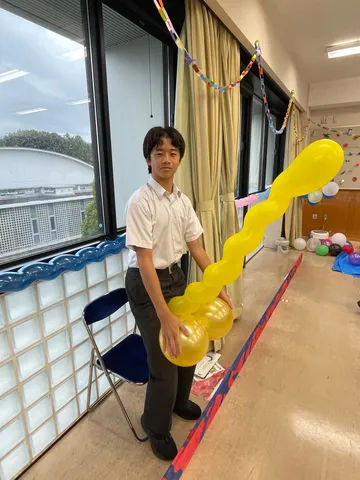 黄色いバルーンとまっすぐな視線