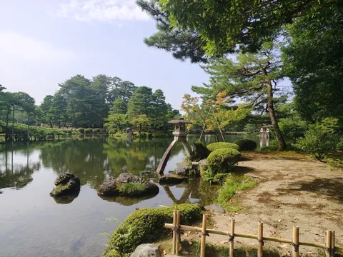 静寂の庭園、水面に映る緑