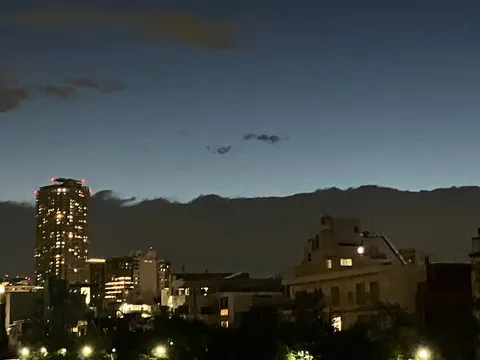静寂に包まれた都会の夜景