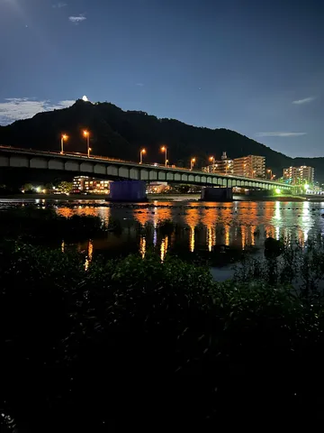 夜景に映る橋と山、幻想的な水面
