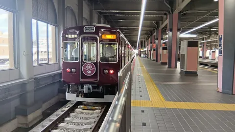 終着ホームの深紅列車