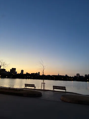 静かな湖畔の黄昏時