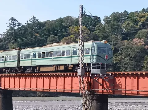 古都を渡る風情ある列車
