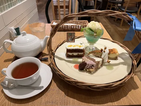籠盛りスイーツと優雅なティータイム