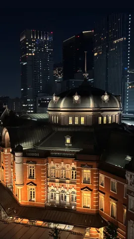 煌めく夜景、重厚な建築美