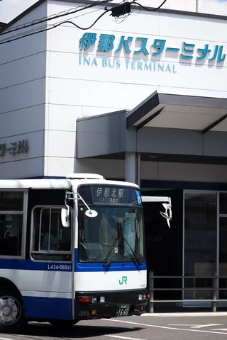 青い文字のバス停、ưaバスターミナル