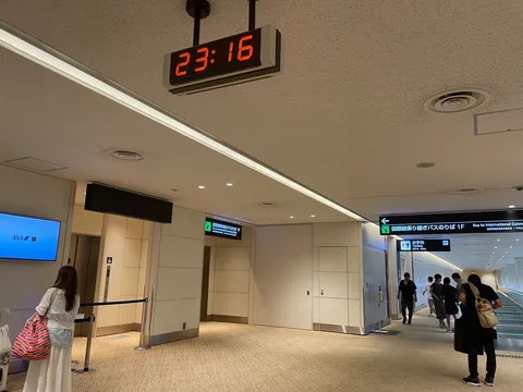 旅立ちの予感、デジタル時計の導き