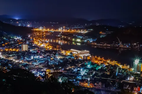 夜景が水面に揺れる町