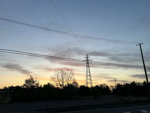 電線が交差する夕暮れの空