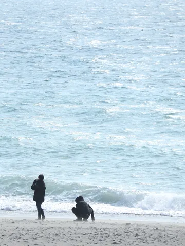 海辺で過ごす二人