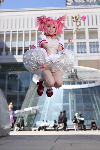 宙に舞う魔法少女の躍動