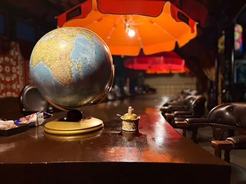 旅する机の上の世界地図