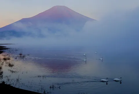 霧と湖に浮かぶ静寂の山