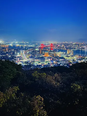 煌めく夜の街と赤い橋