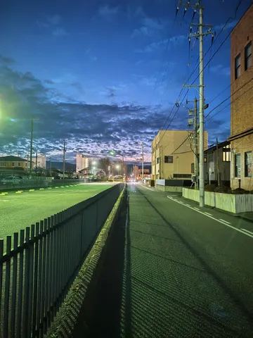 青い空と街灯りが織りなす道
