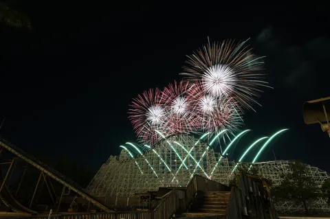 夜空に咲く木組みの花火