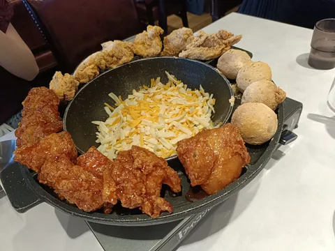 輪舞する揚げ物とチーズ