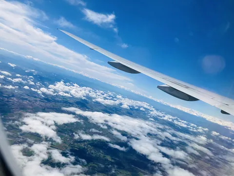 翼と広がる青い空のパノラマ