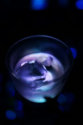 夜に輝く水面の魔法