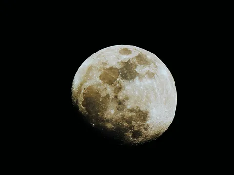 漆黒に浮かぶ月明かり