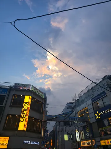 夕暮れ空とネオン街のコントラスト
