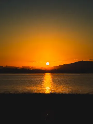 夕陽と水面が紡ぐ静かな光