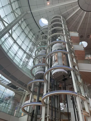 天空へと続く昇降機