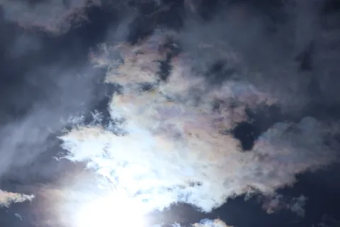 空に咲いた虹色の雲