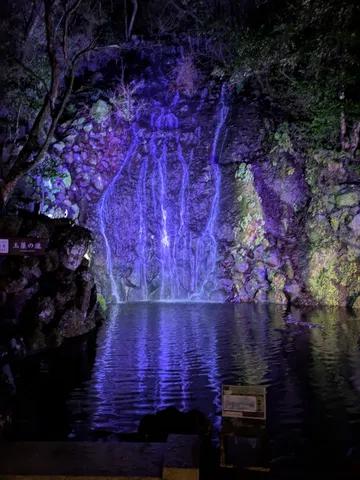 夜に輝く幻想的な滝