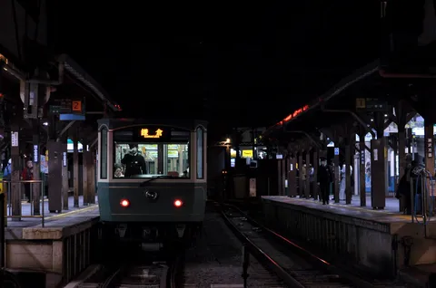 夜行列車の静寂、駅の灯り