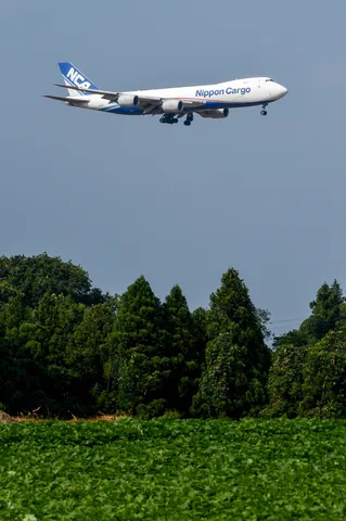 大空を横切る白い貨物機