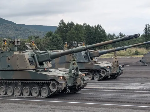 重厚な静寂の砲列