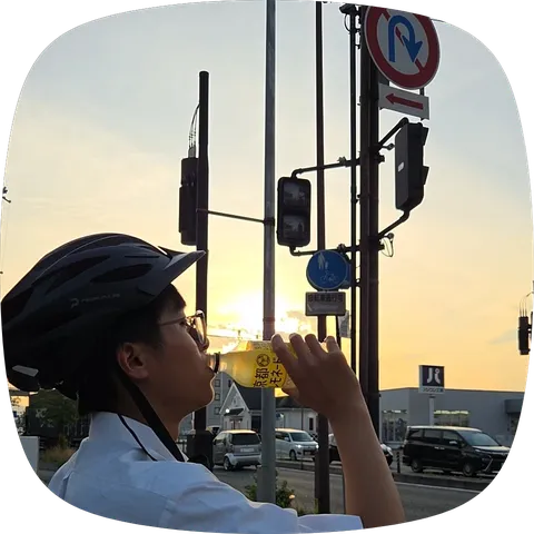 夕暮れ、自転車と信号機
