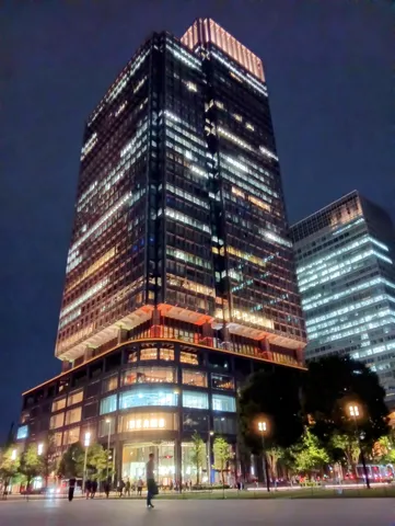 夜を映すガラスの塔