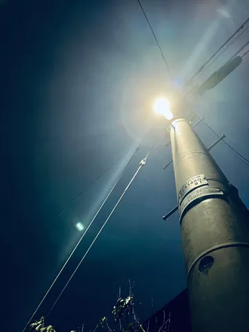 街灯、夜空、そして電気の奔流