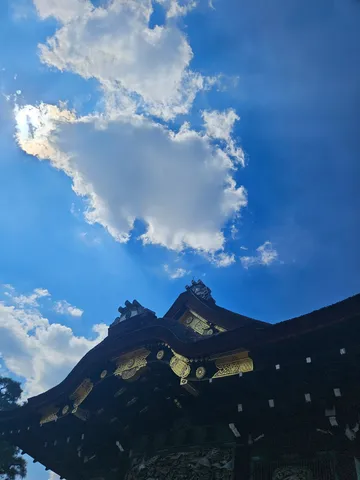 日本の美、空と屋根の調和