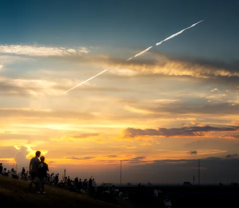 二つの飛行機雲と夕焼け空
