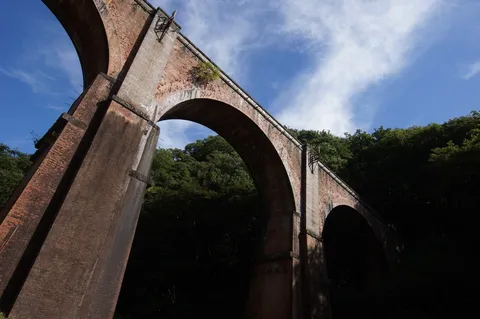 緑を纏うレンガのアーチ橋