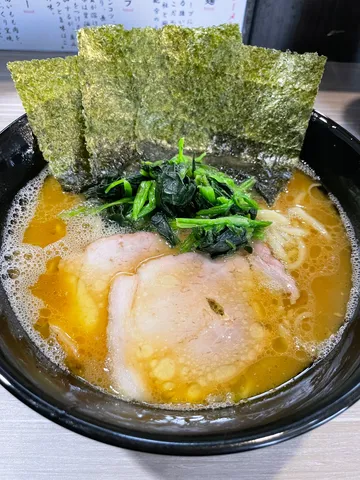 海苔とほうれん草、チャーシューのラーメン