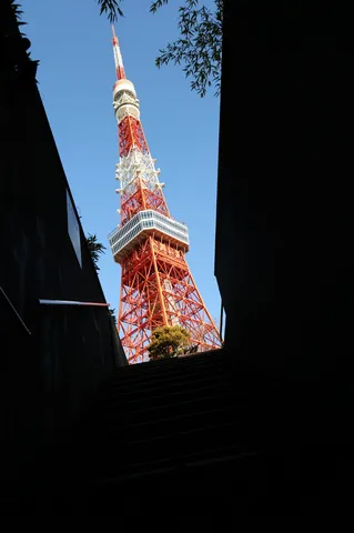 暗闇から見上げる東京タワー