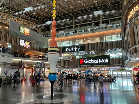 巨大オブジェが彩る商業空間