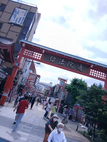 古都の風情、賑わう参道