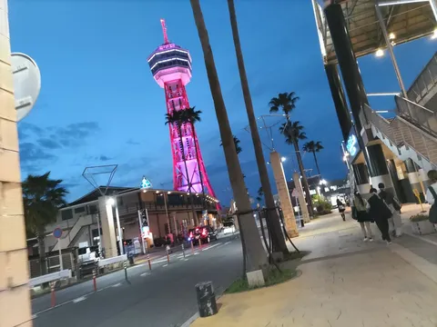 夕暮れに染まる、煌めくタワー
