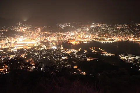 山と海に抱かれた夜の輝き