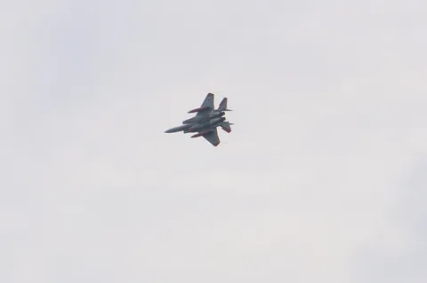 青空を駆ける戦闘機