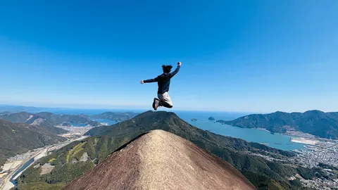 大空へ跳ねる絶景の頂